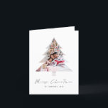 Moderner Baum Gestalten Fotos frohe Weihnachten<br><div class="desc">Moderne Bäume formen Fotos frohe Weihnachten. Verfügbar in digitaler Form und gedruckt. Frohe Weihnachten ist in einem stilvollen Set-Skript. Ersetzen Sie das Beispielbild einfach durch Ihr eigenes und personalisieren Sie es mit Ihren Namen auf der Vorderseite und Gruß innen.</div>