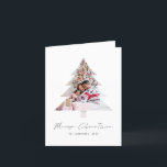 Moderner Baum Gestalten Fotos frohe Weihnachten<br><div class="desc">Moderne Bäume formen Fotos frohe Weihnachten. Verfügbar in digitaler Form und gedruckt. Frohe Weihnachten ist in einem stilvollen Set-Skript. Ersetzen Sie das Beispielbild einfach durch Ihr eigenes und personalisieren Sie es mit Ihren Namen auf der Vorderseite und Gruß innen.</div>