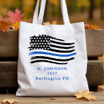 Moderner Beamter für die Flaggenflagge der blauen  Tragetasche<br><div class="desc">Thin Blue Line Flag Tote Bag - USA American Flag Design in Police Flag Farben, modernes schwarz blaues Design. Ideal für Polizeibeamte, Polizeierzieher und Polizeibeamte der Ehefrau . Personalisieren Sie die Personalisierung mit dem Namen des Polizeibeamten und/oder der Abzeichen- oder Familiennummer. Diese dünne blaue Tasche eignet sich perfekt für ein...</div>