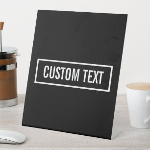 Moderner bearbeiteter Text in weißem Logo-Rahmen Sockelschild