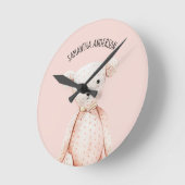 Moderner Beauty Pastel Pink Teddy Bär mit Namen Runde Wanduhr (Winkel)