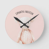Moderner Beauty Pastel Pink Teddy Bär mit Namen Runde Wanduhr (Vorderseite)