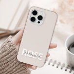 Moderner Beige Feminine Script Individuelle Name Case-Mate iPhone Hülle<br><div class="desc">Moderne Beige Feminine Script Individuelle Name iPhone Case. Dieses elegante,  moderne Handy-Gehäuse lässt sich einfach mit Ihrem individuellen Monogramm und Namen personalisieren.</div>