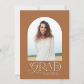 Moderner beige geometrischer Foto Bogen Abschluss Ankündigung (Vorderseite)