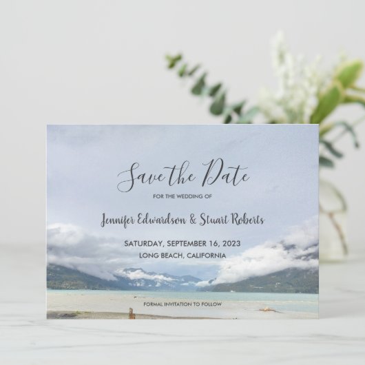 Moderner Bergsommerstrand Save the Date Karte (Stehend Vorderseite)