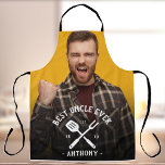 Moderner bester UNCLE je Cooler Name Foto Männer Schürze<br><div class="desc">Cooles und lustiges personalisiertes Geschenk für den besten Onkel in deinem Leben. Einfach sein Foto hochladen und mit seinem Namen und seinem Geburtsjahr (oder Jahr, in dem er Onkel wird) anpassen, und dies wird ein großartiges Geschenk für jeden großen Onkel in Ihrem Leben, ob es ein Freund, Ehemann, Vater, Bruder...</div>