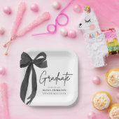 Moderner Black Bow Coquette Graduate Abschluss Pappteller (Party)