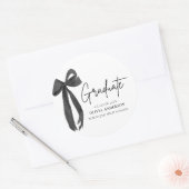 Moderner Black Bow Coquette Graduate Abschluss Runder Aufkleber (Umschlag)
