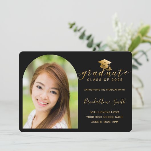 Moderner Black Gold Cap Script Foto Abschluss Ankündigung (Stehend Vorderseite)