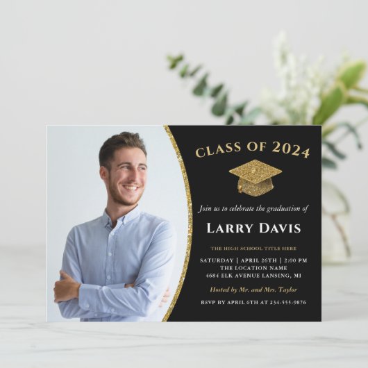 Moderner Black & Gold Confetti Foto Abschluss Einladung (Stehend Vorderseite)