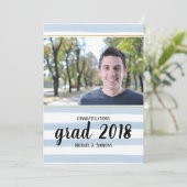Moderner, blau gestreifter GRAD-Abschluss Einladun Einladung (Stehend Vorderseite)