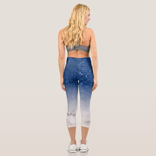 Moderner blauer Glitzer ombre Glitzern, weißer Mar Capri Leggings (Rückseite)