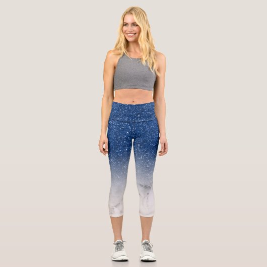 Moderner blauer Glitzer ombre Glitzern, weißer Mar Capri Leggings (Vorderseite)