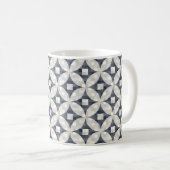 Moderner blauer Karo in Grau und Beige Kaffeetasse (VorderseiteRechts)