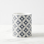 Moderner blauer Karo in Grau und Beige Kaffeetasse (Mittel)