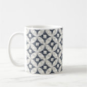 Moderner blauer Karo in Grau und Beige Kaffeetasse (Links)