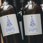 Moderner Blue Christmas Tree Urlaub Weinetikett<br><div class="desc">Moderner blauer Baum,  schwarze Sterne,  Frohe Weihnachten und Ihre Namen in schicken Schriften auf kaum grauem Hintergrund,  personalisieren Sie diese Weinflaschen Etiketten für Ihre Feier oder als Geschenke oder Gastgeschenke für Geschäftsgeschenke,  Firmengeschenke. Ändern Sie die Hintergrundfarbe auf irgendetwas.</div>