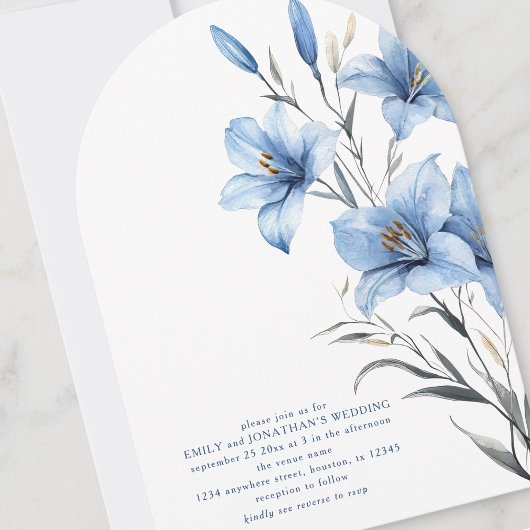 Moderner Blue Florals QR Code Wedding Arch Einladung