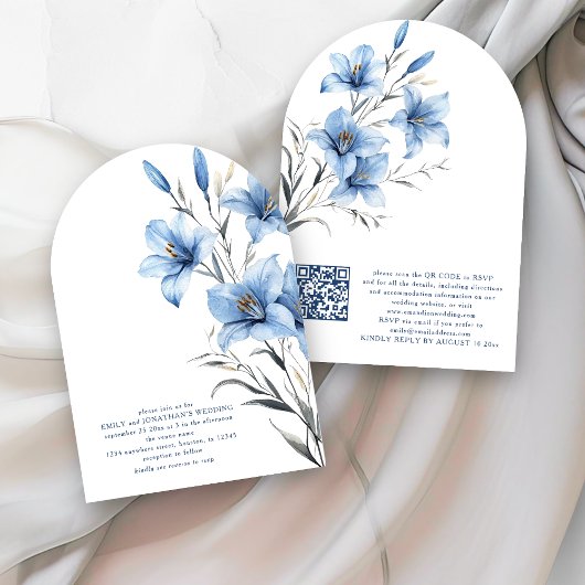 Moderner Blue Florals QR Code Wedding Arch Einladung