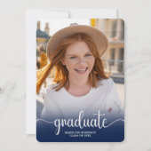 Moderner Blue minimaler 4-Foto-Script-Abschluss Einladung (Vorderseite)