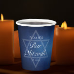 Moderner Blue Star von David Formal Bar Mitzvah Pa Pappbecher<br><div class="desc">Schöne dunkelblaue Farbtöne schaffen eine Textur wie Wasser auf diesem formalen Bar Mitzvah Party Becher. Elegante,  weiße,  minimalistische Schrift über die Dekoration des Party mit dem Namen Ihres Sohnes auf dem subtilen Stern von David zu feiern sein jüdisches Alter.</div>