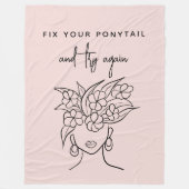 Moderner Blush Versuchen Sie wieder Frau mit Blume Fleecedecke (Vorderseite)