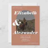 Moderner Bogenfall Terracotta Foto Retro Hochzeit Einladung (Vorderseite)