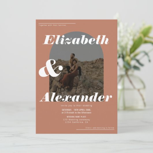 Moderner Bogenfall Terracotta Foto Retro Hochzeit Einladung (Stehend Vorderseite)