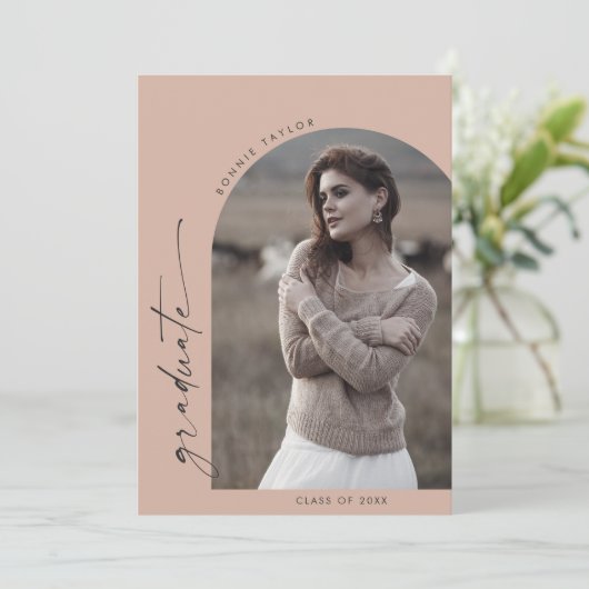 Moderner Boho Arch Salmon Graduate Foto Abschluss Ankündigung (Stehend Vorderseite)