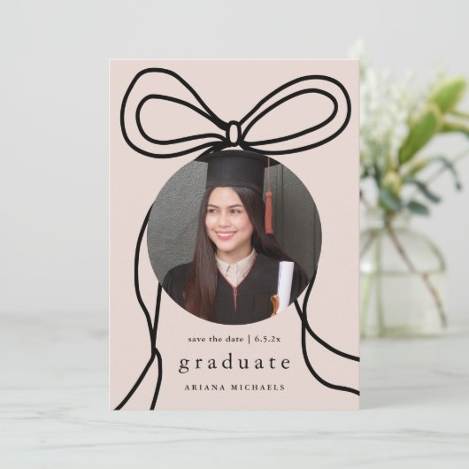 Moderner Bow Blush Foto Abschluss Save the Date Ankündigung (Stehend Vorderseite)