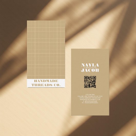 Moderner braune Erde Tone Checkered Pattern QR Cod Visitenkarte