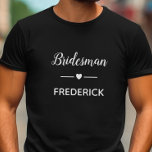 Moderner Bridesman mit dem Namen in White Wedding T-Shirt<br><div class="desc">Ihr Brautmeister wird sich beim Tragen dieses personalisierten T - Shirt amüsieren,  wenn er bei der Hochzeitsplanung hilft! Zeig ihm,  wie viel er dir mit diesem besonderen Geschenk meint!</div>