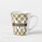 Moderner Buffalo-Karierter Monogram-Weihnachtsfeie Milchtasse (Rechts)