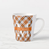 Moderner Buffalo-Karierter Monogram-Weihnachtsfeie Milchtasse (Rechts)