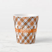 Moderner Buffalo-Karierter Monogram-Weihnachtsfeie Milchtasse (Vorderseite)