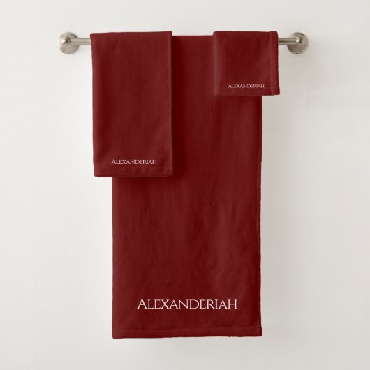 Moderner Burgund Maroon Rust Mit Monogramm Name Badhandtuch Set (Insitu)