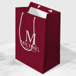 Moderner Burgunder Personalisierter Trauzeuge Mittlere Geschenktüte<br><div class="desc">Moderne Burgundy Red Personalisiert Trauzeuge Geschenke mit personalisiertem Monogramm,  Trauzeuge Name und Titel in der weißen klassischen Serif Schriftart Stil auf burgundischen roten Hintergrund. Auch perfekt für Trauzeuge,  Vater der Braut und mehr.</div>