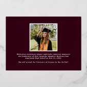 Moderner Burgundy Script Graduate Foto Abschluss Folieneinladung (Rückseite)