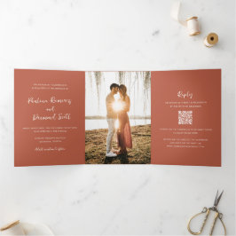 Moderner Burnt Orange QR Code Einfache Hochzeit Dreifach Gefaltete Einladung