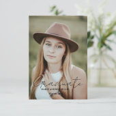 Moderner Calligrafy Graduate Foto Abschluss Einladung (Stehend Vorderseite)