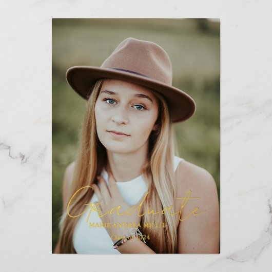 Moderner Calligrafy Graduate Foto Abschluss Folieneinladung (Vorderseite)