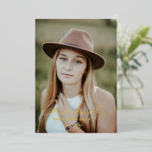 Moderner Calligrafy Graduate Foto Abschluss Folieneinladung (Stehend vorne)