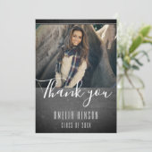 Moderner Chalkboard Graduate Foto Abschluss Dankeskarte (Stehend Vorderseite)