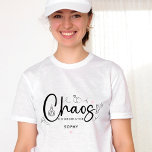 Moderner Chaos-Koordinator T-Shirt<br><div class="desc">Begleiten Sie das Chaos mit unserem T - Shirt des modernen Chaos-Koordinators. Dieses Design ist in Schwarz und Weiß perfekt für die Trauzeugin oder für jeden Event-Planer. Fügen Sie eine Touch Süße mit einem Hauch Rosa hinzu, um ihre unschätzbare Rolle bei der Organisation des perfekten Tages zu feiern. Es ist...</div>