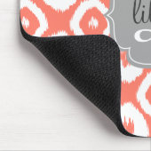 Moderner Chic korallenrote Ikat Diamanten Mousepad (Ecke)