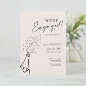 Moderner Chic Wir sind Verlobt Black Champagne Par Einladung (Stehend Vorderseite)