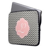 Moderner, cooler, dunkler Kaffee und grauer Zickza Laptopschutzhülle (Vorderseite Links)