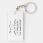 Moderner Cosmetology-Maskenbildner mit den roten Schlüsselanhänger (Rückseite)