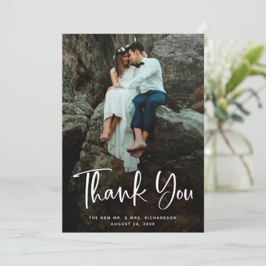Moderner Dank | Weiße Schrift und Hochzeitsskripte Dankeskarte (Stehend Vorderseite)