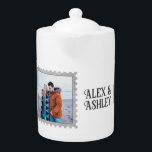 Moderner Deko Art Custom 3 Drei-Foto-Geschenk<br><div class="desc">Die moderne Deko Art Custom Drei-Foto Teekanne, das perfekte Zubehör für jeden Teeliebhaber. Dieses einzigartige Teekessel zeichnet sich durch ein lebendiges, florales Aquarelldesign aus, das mit drei individuellen Fotos und Ihrem Namen personalisiert ist und einen einzigartigen Sake schafft. Dieser Teekessel ist aus langlebigen Materialien gefertigt und ist so gebaut, dass...</div>